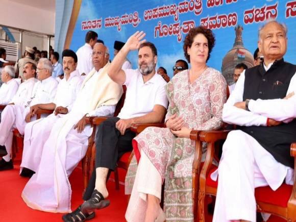 Rajasthan Election: 400 रुपए में LPG सिलेंडर, 10 लाख रोजगार और जाति जनगणना सहित कांग्रेस ने किए ये प्रमुख वादे