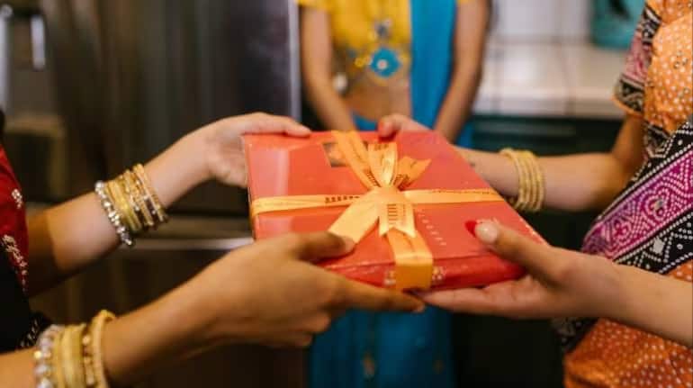 Diwali gift: टैक्स एक्सपर्ट शरद कोहली से जानें,दिवाली गिफ्ट पर क्या कहते हैं टैक्स के नियम