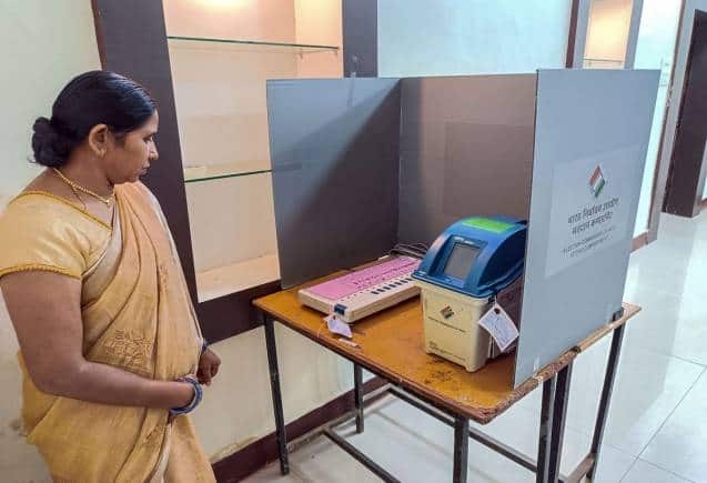 CG Election 2023: छत्तीसगढ़ में गेम चेंजर साबित होंगी महिला मतदाता! पहले चरण में 16 सीटों पर है महिलाओं का दबदबा
