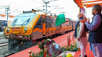 Amrit Bharat Express: 
प्रधानमंत्री नरेंद्र मोदी ने शनिवार को चार नई अमृत भारत एक्सप्रेस ट्रेनों को हरी झंडी दिखाई। 