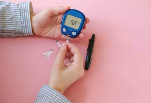 Diabetes: सर्दी के मौसम में बढ़ सकता है ब्लड शुगर लेवल, इन बातों का रखें ध्यान