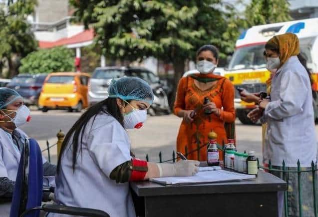Covid-19 Update: गुरुग्राम में तेजी से फैल रहा है कोरोना संक्रमण, जिला प्रशासन ने अस्पतालों को जारी किया अलर्ट