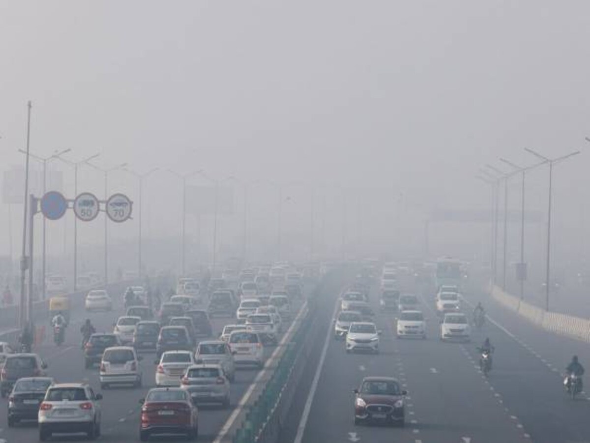 Delhi Weather: घने कोहरे की चादर में लिपटा दिल्ली-NCR, 110 उड़ानें और 25  ट्रेनें प्रभावित, विजिबिलिटी हुई शून्य | Moneycontrol Hindi