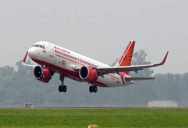 दिल्ली में घना कोहरा और ठंड का सितम, फ्लाइट ऑपरेशन पर पड़ी मौसम की मार दिल्ली में घना कोहरा और ठंड का सितम, फ्लाइट ऑपरेशन पर पड़ी मौसम की मार