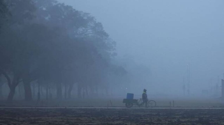 Weather Updates: शीतलहर की चपेट में उत्तर भारत के कई राज्य, घना कोहरा छाया, जानिए अपने शहर में मौसम का हाल | Moneycontrol Hindi