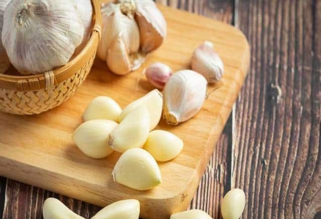 Garlic Benefits: हाई BP के मरीजों के लिए लहसुन है रामबाण, जानिए कैसे करें सेवन Garlic Benefits: हाई BP के मरीजों के लिए लहसुन है रामबाण, जानिए कैसे करें सेवन