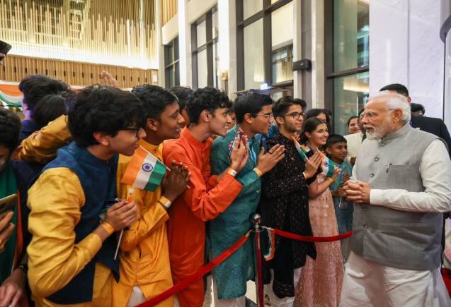 PM Modi in Dubai: 'भारत माता की जय' नारों के साथ पीएम मोदी का दुबई में भव्य स्वागत, आज COP28 समिट में लेंगे हिस्सा PM Modi in Dubai: 'भारत माता की जय' नारों के साथ पीएम मोदी का दुबई में भव्य स्वागत, आज COP28 समिट में लेंगे हिस्सा