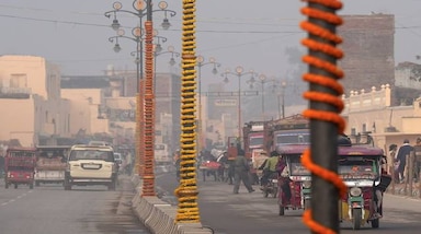 Ayodhya Photos: देश के विभिन्न हिस्सों से आए कई श्रमिक राम कथा पार्क में फूलों से कलात्मक आकार बना रहे हैं। सजावट के लिए भगवान राम, उनके धनुष एवं तीर, भगवान हनुमान, धार्मिक तिलक आदि की छवियों से प्रेरणा ली गई है। शहर के विभिन्न हिस्सों की फूलों से सजावट में जुटे सीतापुर निवासी एक कर्मी ललित कुमार सिंह ने कहा कि अयोध्या 30 दिसंबर को भव्य दिखाई देगी।