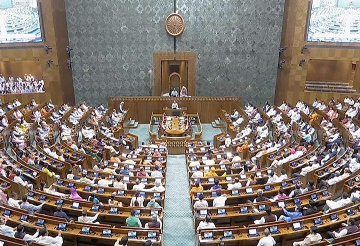लोकसभा चुनाव जीतने वाले 46% सांसदों के खिलाफ आपराधिक मामले दर्ज, 93%  MPs करोड़पति