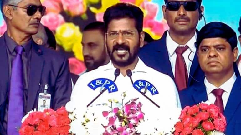 तेलंगाना के दूसरे मुख्यमंत्री बने रेवंत रेड्डी, मल्लू बी. विक्रमार्क होंगे डिप्टी CM, 11 विधायकों ने भी ली शपथ तेलंगाना के दूसरे मुख्यमंत्री बने रेवंत रेड्डी, मल्लू बी. विक्रमार्क होंगे डिप्टी CM, 11 विधायकों ने भी ली शपथ