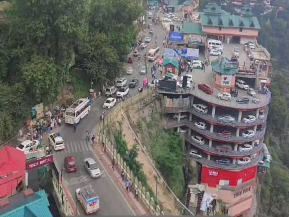 Shimla: नए साल के अवसर पर हिमाचल में लाखों की उमड़ी भीड़, 3 दिनों में 55000 से अधिक गाड़ियां शिमला में हुईं दाखिल
