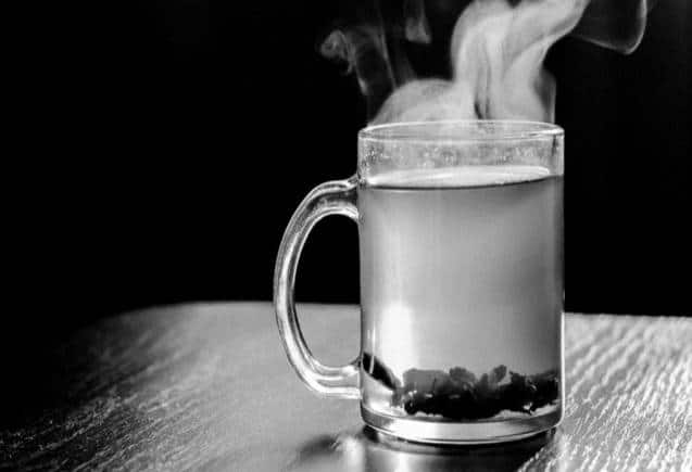 Hot Water: सर्दियों में कितना गर्म पानी पीना चाहिए? डॉक्टर से जानिए सही तापमान
