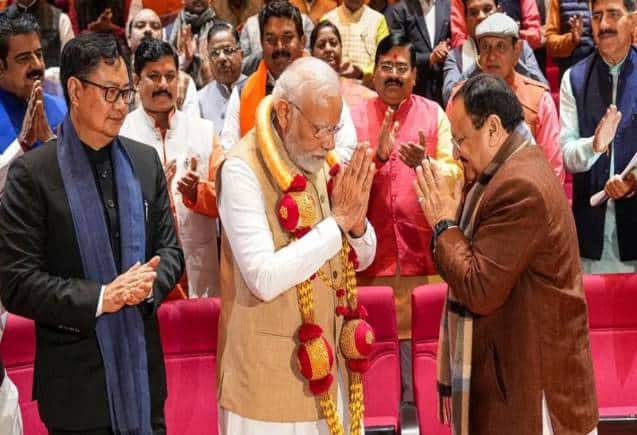 BJP संसदीय दल की बैठक में PM मोदी का भव्य स्वागत, 3 राज्यों में प्रचंड जीत के बाद किया गया सम्मानित