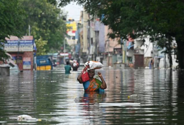 Chennai Floods: चेन्नई में स्कूल-कॉलेज बंद...15 ट्रेनें रद्द, बिजली भी ठप...दूध और पीने के पानी के लिए तरस रहे हैं लोग, 17 लोगों की मौत Chennai Floods: चेन्नई में स्कूल-कॉलेज बंद...15 ट्रेनें रद्द, बिजली भी ठप...दूध और पीने के पानी के लिए तरस रहे हैं लोग, 17 लोगों की मौत