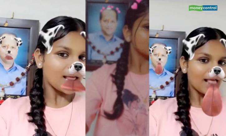 मृतक पिता की तस्वीर के साथ बेटी की डॉग फिल्टर सेल्फी हुई वायरल, लोगों ने लगाई लताड़