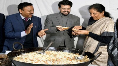 Budget 2026: वित्त मंत्री निर्मला सीतारमण ने मंगलवार को पारंपरिक हलवा समारोह में हिस्सा लिया।
