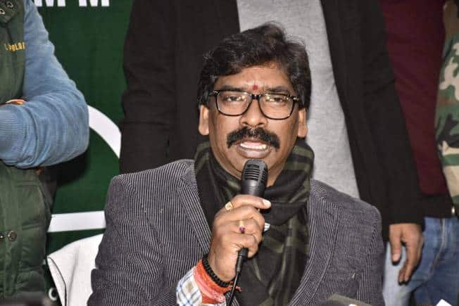 "पैसे मिले... नहीं": जब झारखंड के CM हेमंत सोरेन को स्कूली छात्राओं के सामने होना पड़ा शर्मिंदा "पैसे मिले... नहीं": जब झारखंड के CM हेमंत सोरेन को स्कूली छात्राओं के सामने होना पड़ा शर्मिंदा