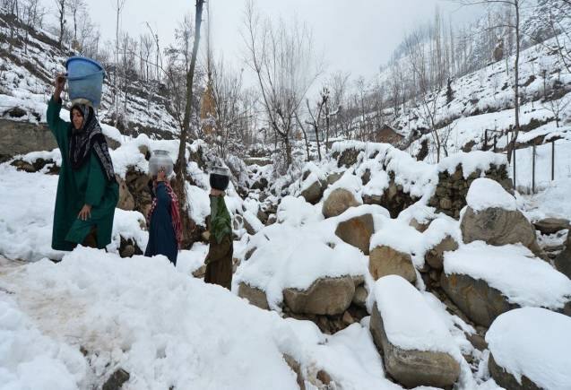 J&K Weather: कोहरे की चादर में लिपटा श्रीनगर, जनजीवन और उड़ानें प्रभावित, लोगों का चलना हुआ मुश्किल J&K Weather: कोहरे की चादर में लिपटा श्रीनगर, जनजीवन और उड़ानें प्रभावित, लोगों का चलना हुआ मुश्किल