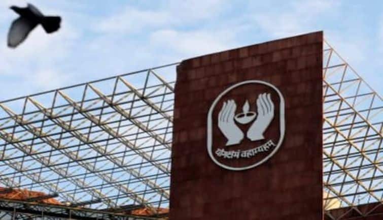 LIC की मार्केट वैल्यू फिर से ₹5 लाख करोड़ के पार, नवंबर के बाद से 32% बढ़ा शेयर LIC की मार्केट वैल्यू फिर से ₹5 लाख करोड़ के पार, नवंबर के बाद से 32% बढ़ा शेयर