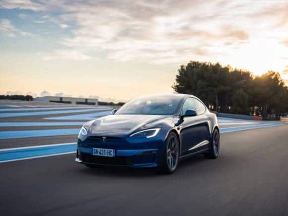 Tesla ने मार्केट से वापस मंगाईं 120000 गाड़ियां, एक तकनीकी खामी से बड़े हादसे का है खतरा