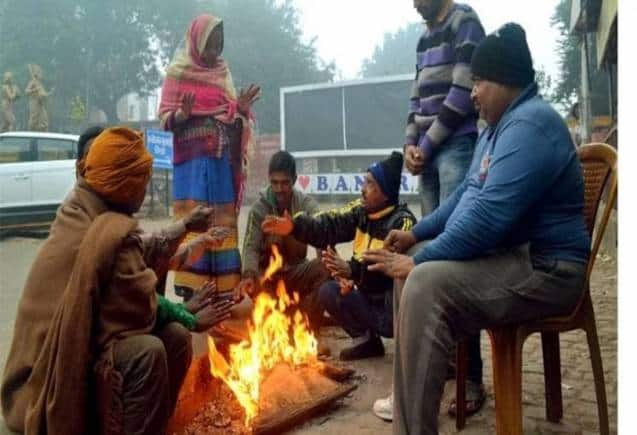 Weather Update दिल्ली समेत उत्तर भारत ठंड का सितम जारी छाया घना कोहरा गरज के बीच बारिश का