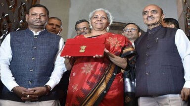 Interim Budget 2024: बजट में कई ऐसे कठिन और भ्रमित करने वाले शब्द हैं, जिन्हें पहली बार में समझना मुश्किल हो सकता है। उदाहरण के तौर पर वोट-ऑन-अकाउंट, फिस्कल डेफिसिट और मिनिमम अल्टरनेट टैक्स जैसे शब्द आपको परेशान कर रहे हैं, तो यहां हम आपको इनके बारे में सरल शब्दों में समझा रहे हैं जो आगामी बजट को समझने में आपकी मदद करेगा।