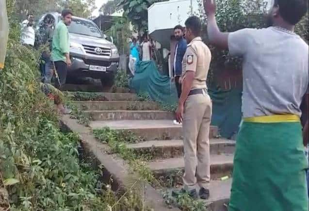 Google Map से रास्ता सर्च करना पड़ गया भारी, सीढ़ियों पर चढ़ गई कार, फिर जानिए क्या हुआ...