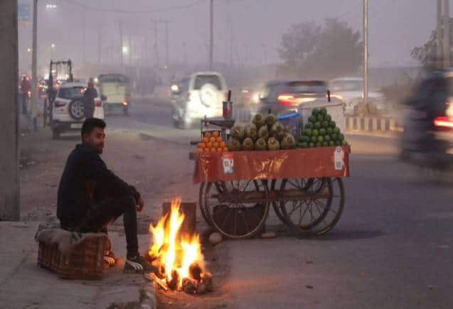 Weather Updates: उत्तर भारत में सर्दी और कोहरे का सितम, स्कूल बंद, ट्रेन लेट, फ्लाइट पर भी असर
