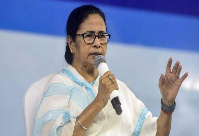 VIDEO: पश्चिम बंगाल की CM ममता बनर्जी की कार का एक्सीडेंट, सिर में लगी चोट, देखें वीडियो