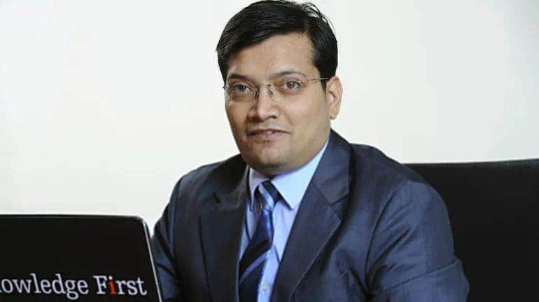 सरकारी बैंक और आईटी शेयरों में बनेगा पैसा, एफएमसीजी सेक्टर पर अंडरवेट : मनीष सोंथालिया