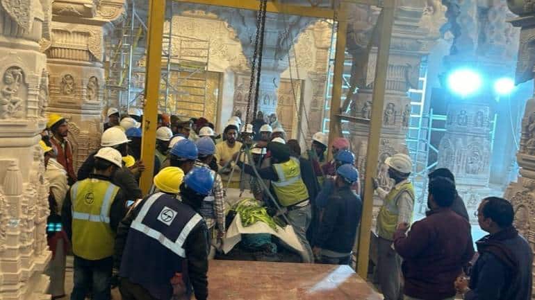 Ayodhya Ram Mandir: राम मंदिर के गृभगृह में विराजमान हुए रामलला, आंखों पर बंधी है पट्टी, चार घंटे चला विशेष अनुष्ठान