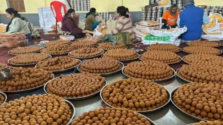 Ram Mandir: राम भक्तों के लिए तैयार हो रहे देसी घी के 13 लाख लड्डू, जा रहे हैं अयोध्या, तो जरूर लेकर आएं भगवान का ये प्रसाद