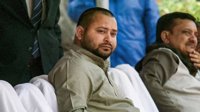 Bihar Politics: CM नीतीश के पाला बदलने की खबर के बीच, डिप्टी CM तेजस्वी यादव ने अपने करीबियों की बुलाई बैठक