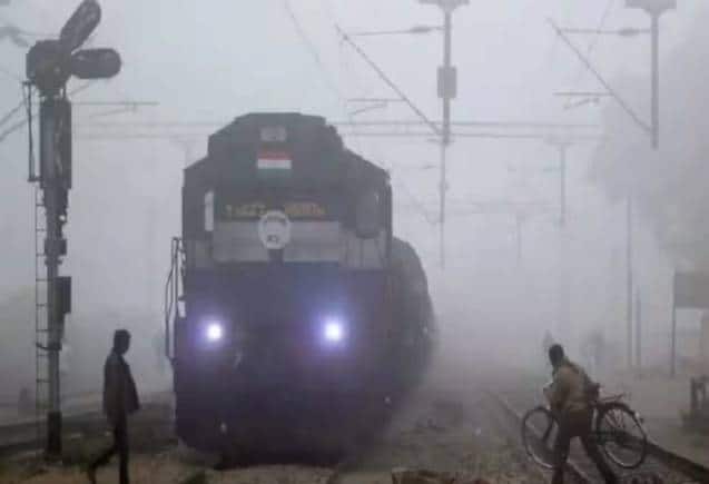 Train Running Late: कोहरे से हालात खराब, राजधानी समेत कई ट्रेनें लेट, यहां देखिए पूरी लिस्ट