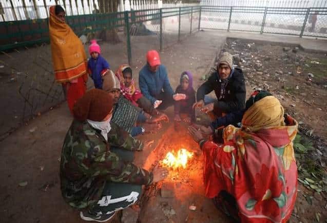 Weather Update: उत्तर भारत में कड़ाके की ठंड, कोहरे का कहर जारी, जानिए अपने शहर में मौसम का हाल