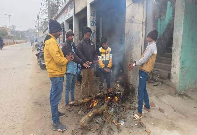 Weather Update: उत्तर भारत में शीतलहर और कोहरे का डबल अटैक, कोल्ड डे का अलर्ट जारी, देरी से चल रही हैं ट्रेनें