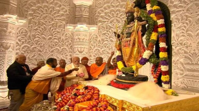 Ayodhya Ram Mandir: राम मंदिर प्राण-प्रतिष्ठा के बाद सामने आई रामलला की  पहली तस्वीर, घर बैठे करिए दर्शन | Moneycontrol Hindi