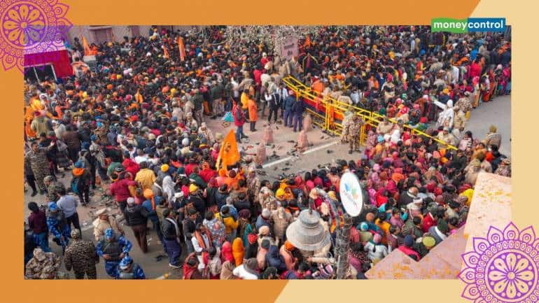 Ram Mandir Day 2 Photos: रामलला के दर्शन के लिए उमड़ा जनसैलाब, ढाई से तीन लाख लोगों ने किए दर्शन