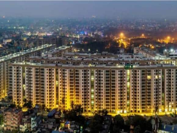 Share Market में गिरावट लेकिन रियल्टी शेयरों में खरीदारी, ब्रोकरेज ने दिया नया टारगेट और हाई लेवल पर पहुंचे स्टॉक्स