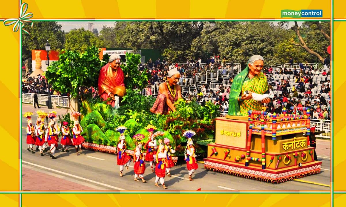 गणतंत्र दिवस परेड के लिए विभिन्न राज्यों और केंद्र शासित प्रदेशों से लगभग 15 झांकियां चुनी जाती हैं।