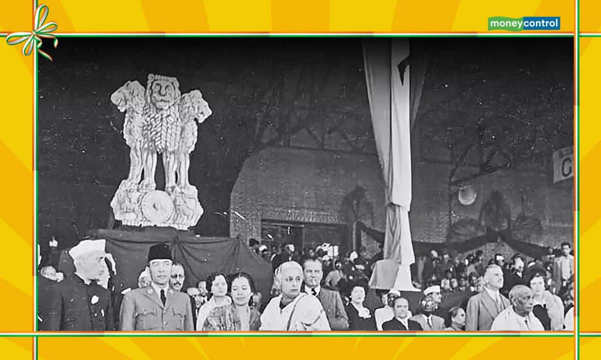 भारत के पहले राष्ट्रपति डॉ. राजेंद्र प्रसाद ने 26 जनवरी 1950 को राष्ट्रीय ध्वज फहराया और आधिकारिक तौर पर देश को एक लोकतांत्रिक गणराज्य घोषित किया था।