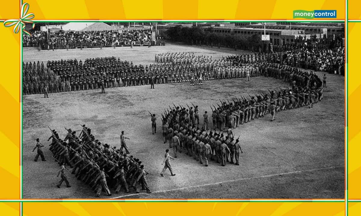  पहला गणतंत्र दिवस जुलूस 1950 में मेजर ध्यानचंद स्टेडियम में हुआ था, जिसमें 100 से अधिक विमान और 3,000 भारतीय सैन्यकर्मी शामिल थे।