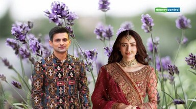Shoaib Malik ने पाकिस्तानी एक्ट्रेस सना जावेद के साथ अपने निकाह तस्वीरें शेयर की हैं।