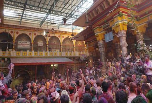 Holi 2024: मथुरा के द्वारिकाधीश मंदिर में खेलें अनोखी होली, लड्डू और लट्ठ की होती है बारिश
