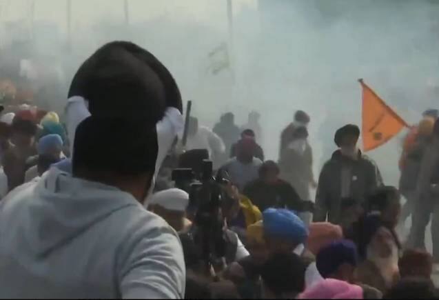 Farmers Protest: पंजाब-हरियाणा शंभू बॉर्डर पर भारी हंगामा, पुलिस ने किसानों पर छोड़े आंसू गैस के गोले