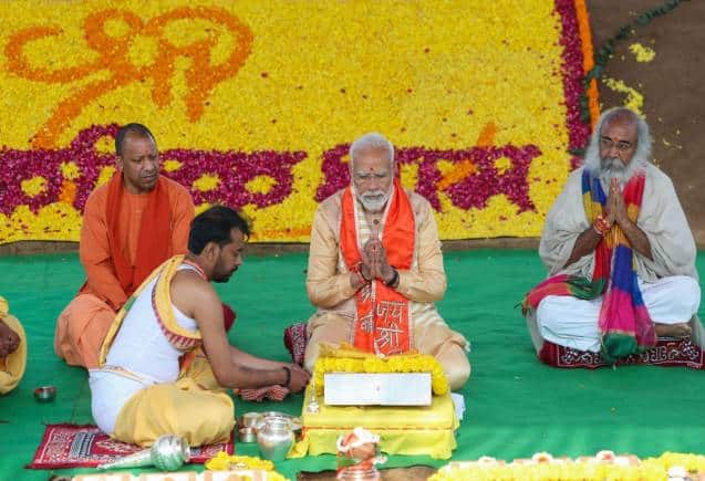 PM Modi UP Visit: पीएम मोदी ने सपा के गढ़ संभल में कल्कि धाम मंदिर की रखी आधारशिला, बोले- 'अच्छे काम लोग मेरे लिए ही छोड़ गए'