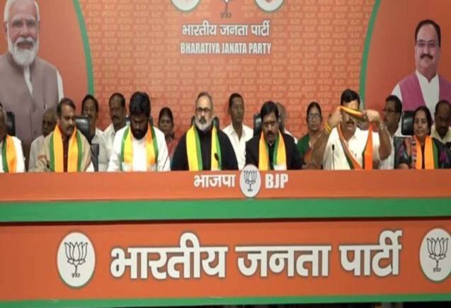 तमिलनाडु के 15 पूर्व विधायक और एक सांसद BJP में हुए शामिल तमिलनाडु के 15 पूर्व विधायक और एक सांसद BJP में हुए शामिल