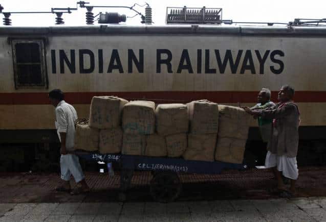 VIDEO: बिना ड्राइवर के 70 km तक दौड़ती रही 53 बोगियों वाली ट्रेन, अधिकारियों के फूले हाथ-पैर, देखें वीडियो
