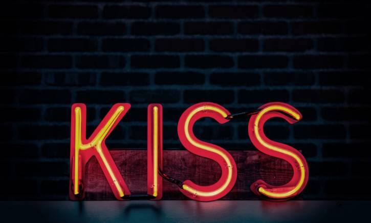 Kiss Day 2024: दुनिया के इन देशों में Kiss करने पर है बैन, देना पड़ता है तगड़ा जुर्माना