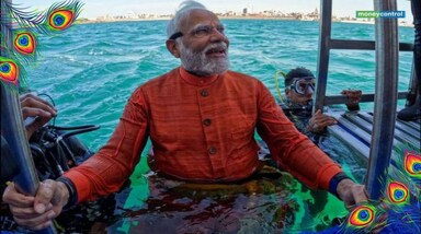  पीएम मोदी ने गुजरात में समुद्र के नीचे गहरे पानी में डूबी द्वारका नगरी में जाकर भगवान श्रीकृष्ण के दर्शन किए स्कूबा डाइविंग के जरिए पीएम ने द्वारका नगरी का दौरा किया।